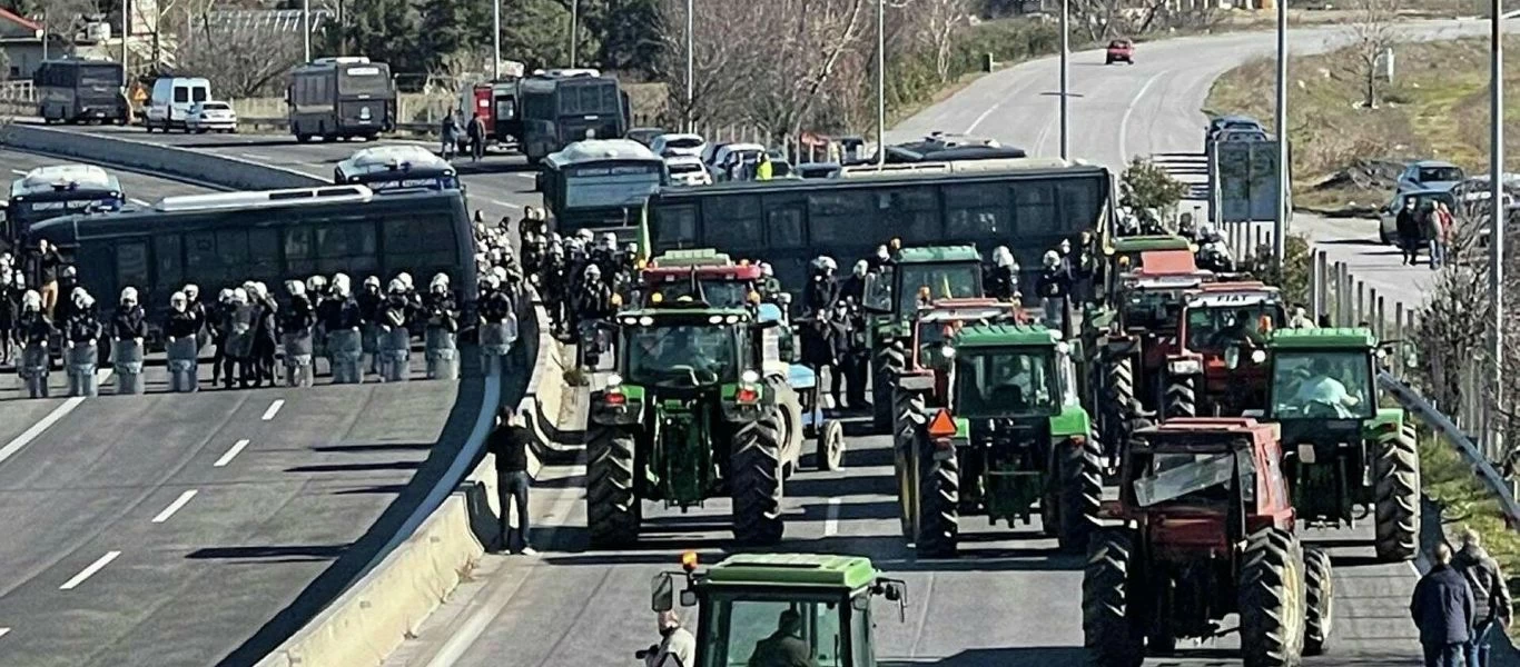 Κόμβος Νίκαιας: Συμβολικός αποκλεισμός του δρόμου από τους αγρότες